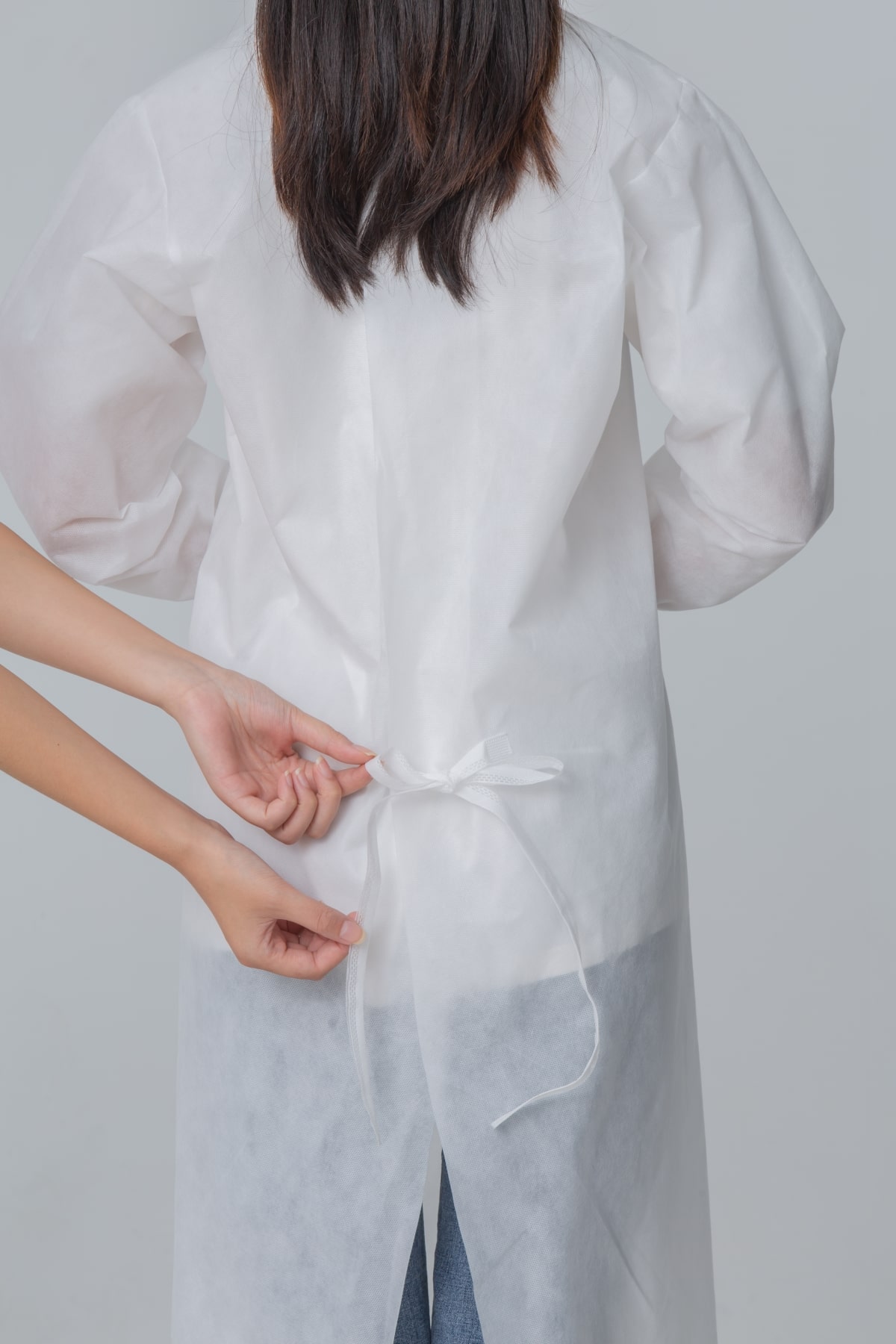 13白色覆膜无纺布隔离衣后腰绑带细节-min